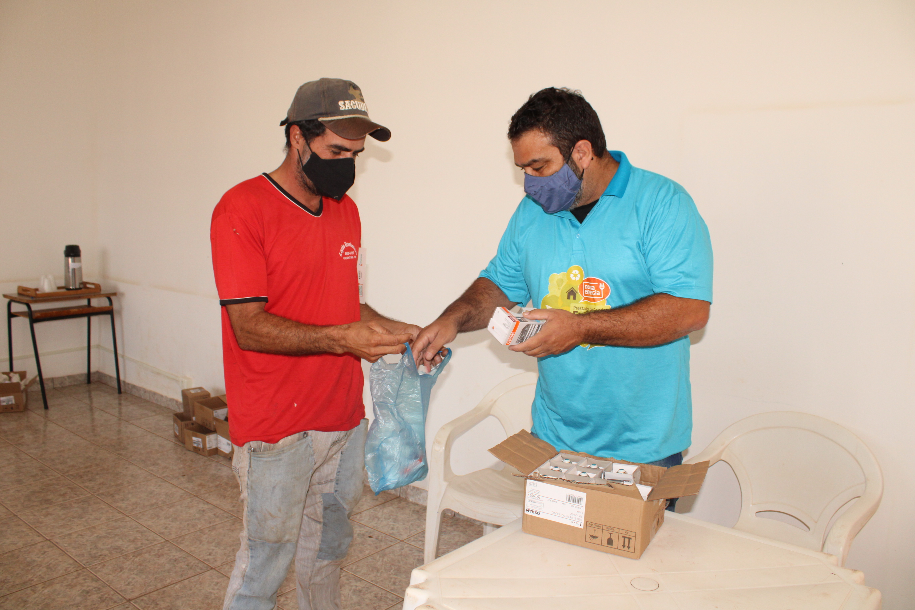 Agente vistoriando depósito a procura de focos do mosquito Aedes aegypti. (Foto: Diogo Gonçalves).