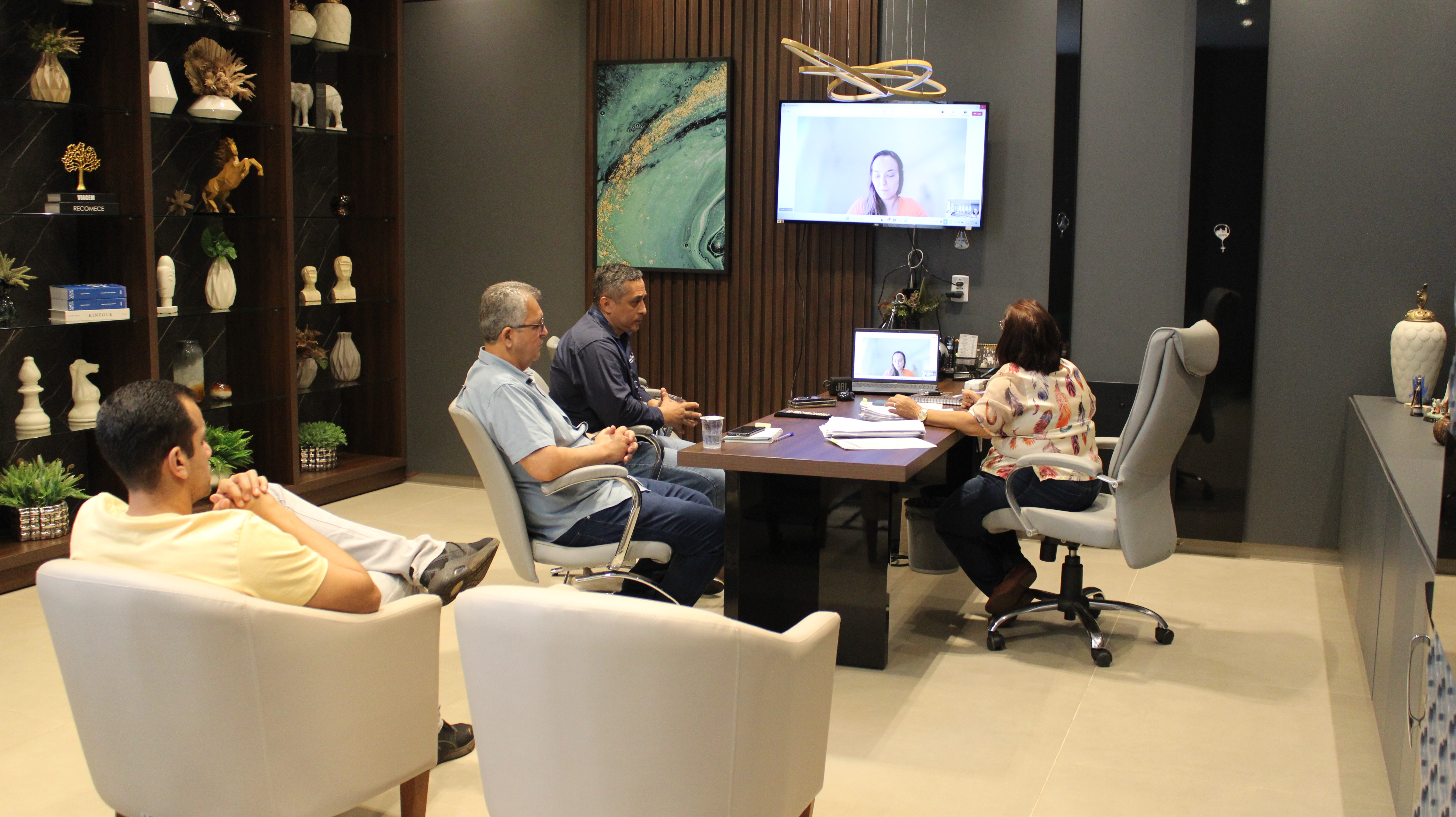 A Administração Municipal participou de reunião com o Diretor Comercial do SENAC