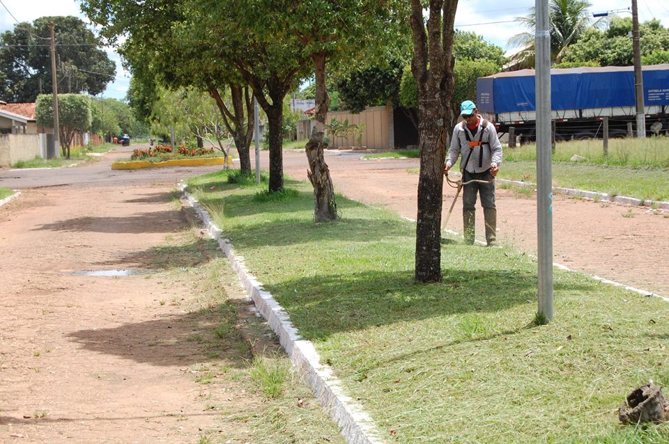 Agente vistoriando depósito a procura de focos do mosquito Aedes aegypti. (Foto: Diogo Gonçalves).