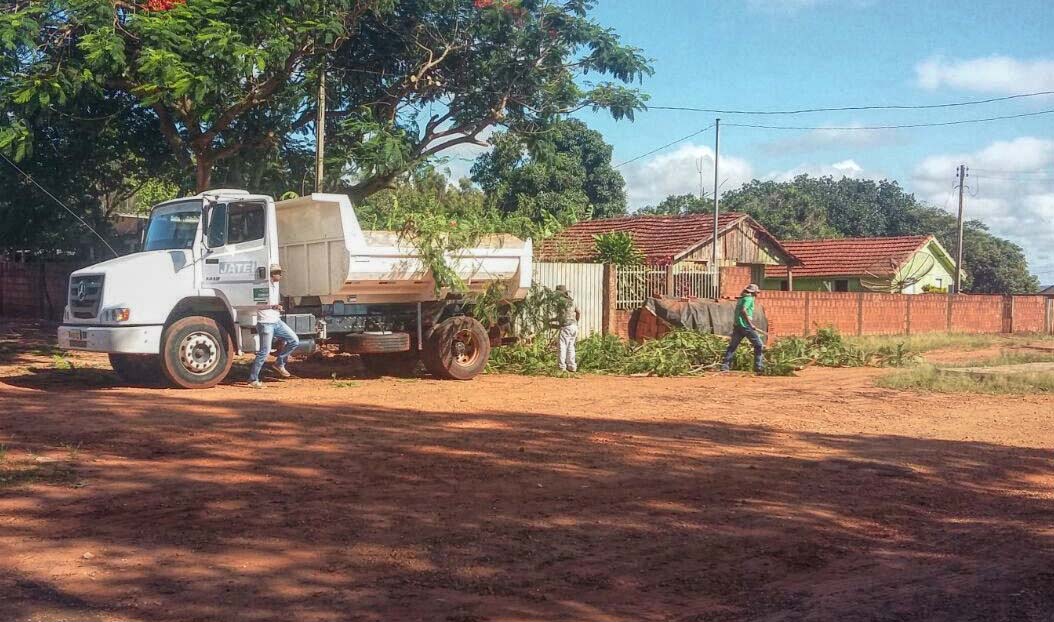 Agente vistoriando depósito a procura de focos do mosquito Aedes aegypti. (Foto: Diogo Gonçalves).