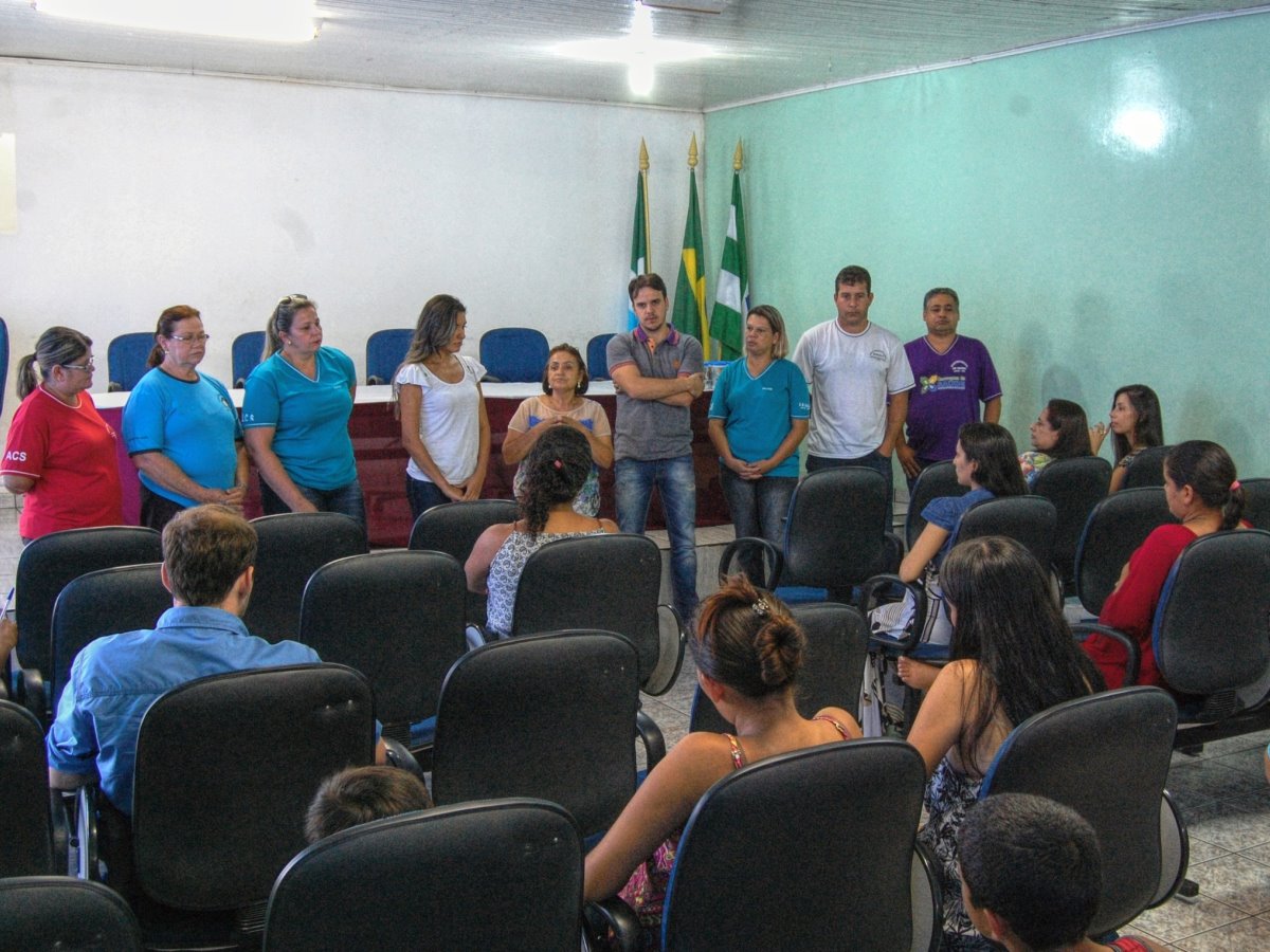 Agente vistoriando depósito a procura de focos do mosquito Aedes aegypti. (Foto: Diogo Gonçalves).