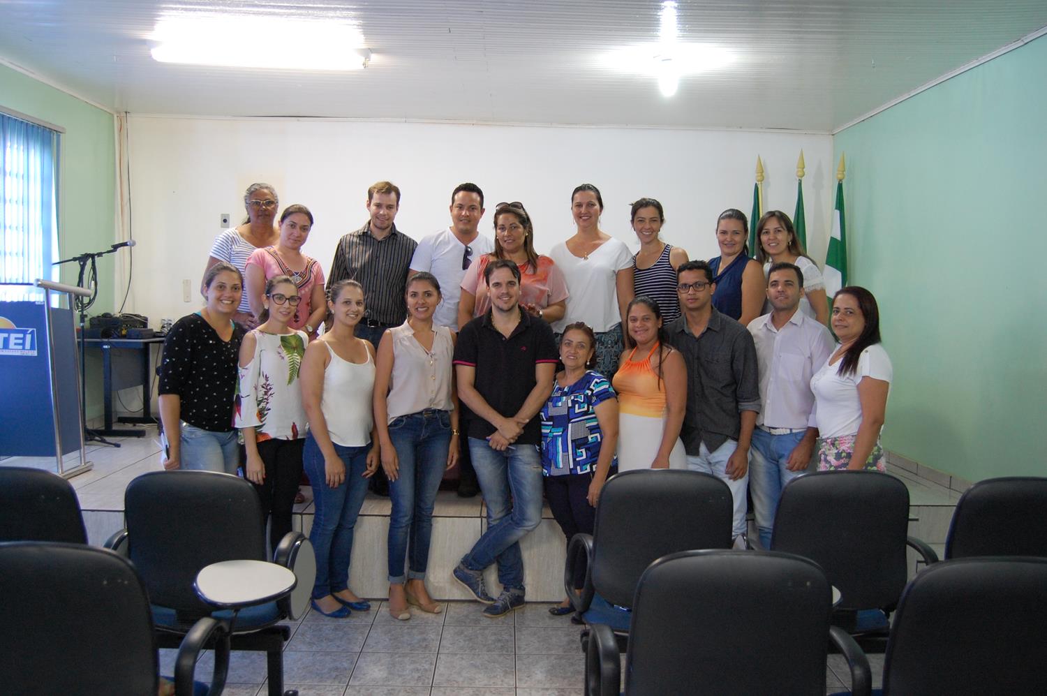 Agente vistoriando depósito a procura de focos do mosquito Aedes aegypti. (Foto: Diogo Gonçalves).