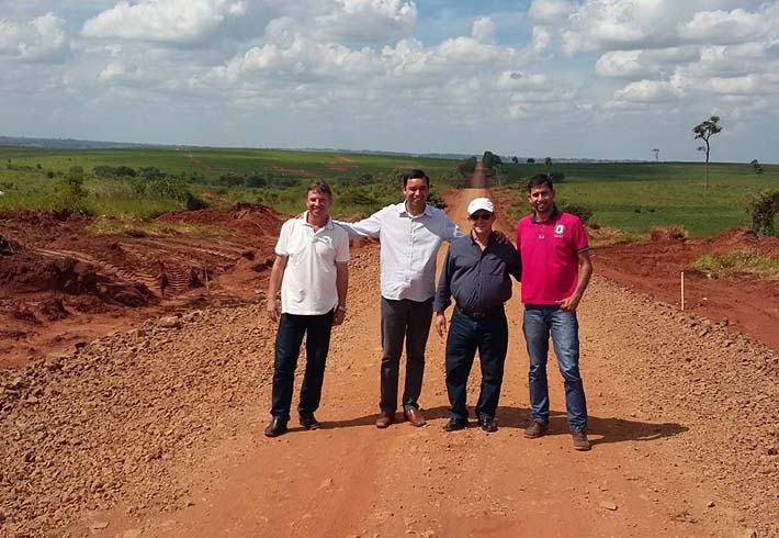 Agente vistoriando depósito a procura de focos do mosquito Aedes aegypti. (Foto: Diogo Gonçalves).