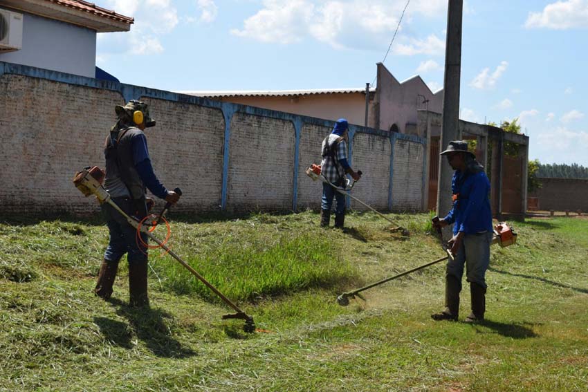 Agente vistoriando depósito a procura de focos do mosquito Aedes aegypti. (Foto: Diogo Gonçalves).