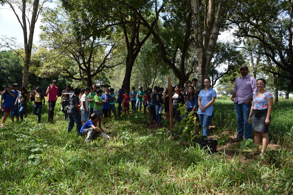 Agente vistoriando depósito a procura de focos do mosquito Aedes aegypti. (Foto: Diogo Gonçalves).