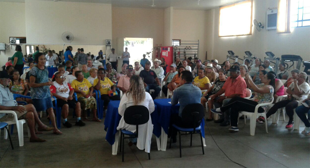 Agente vistoriando depósito a procura de focos do mosquito Aedes aegypti. (Foto: Diogo Gonçalves).