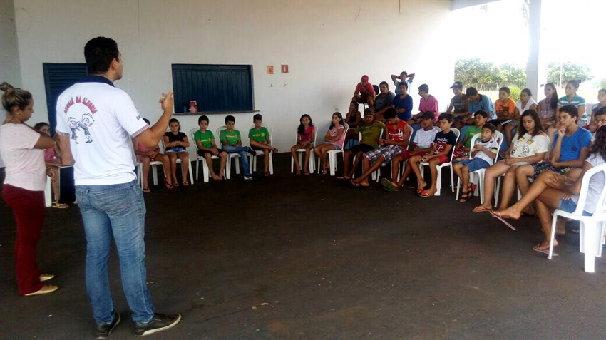 Agente vistoriando depósito a procura de focos do mosquito Aedes aegypti. (Foto: Diogo Gonçalves).