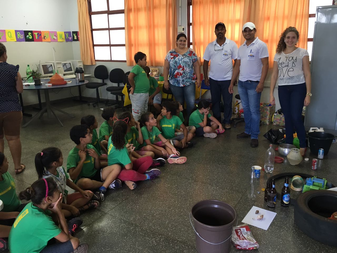 Agente vistoriando depósito a procura de focos do mosquito Aedes aegypti. (Foto: Diogo Gonçalves).