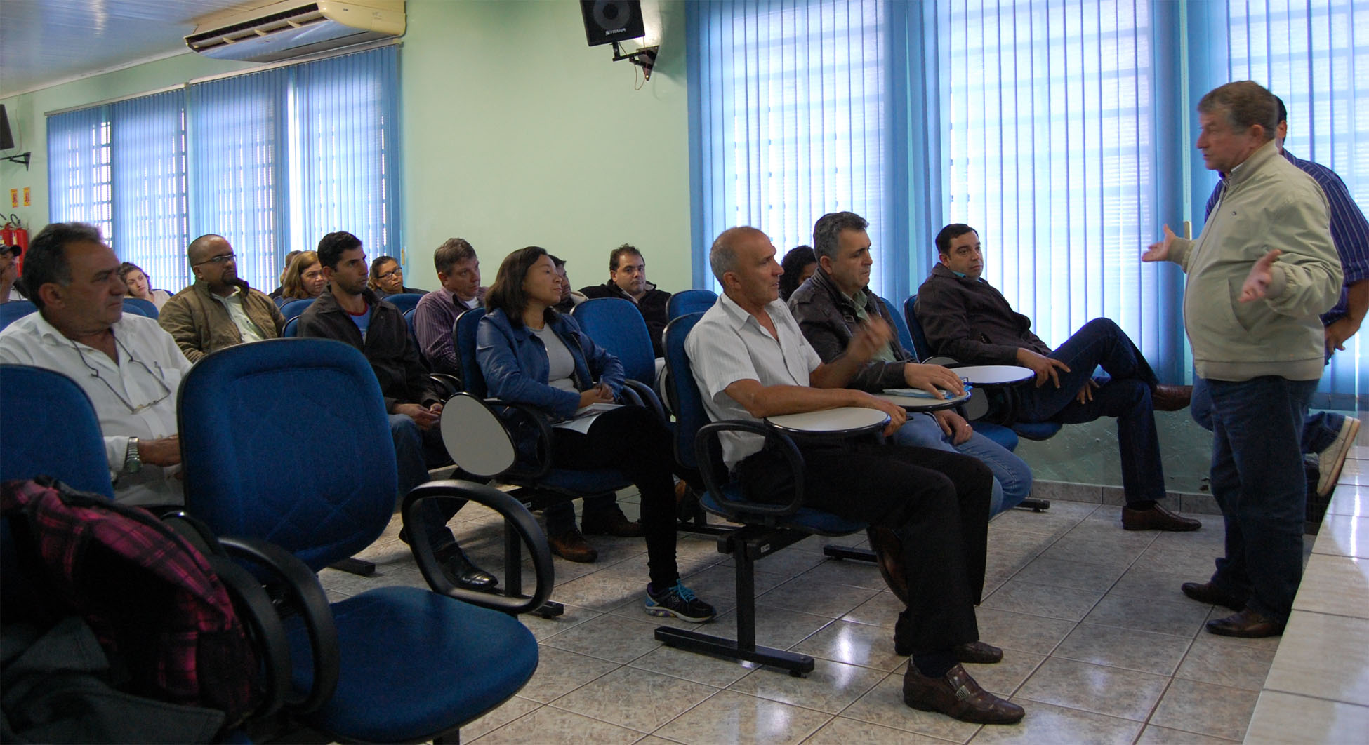 Agente vistoriando depósito a procura de focos do mosquito Aedes aegypti. (Foto: Diogo Gonçalves).