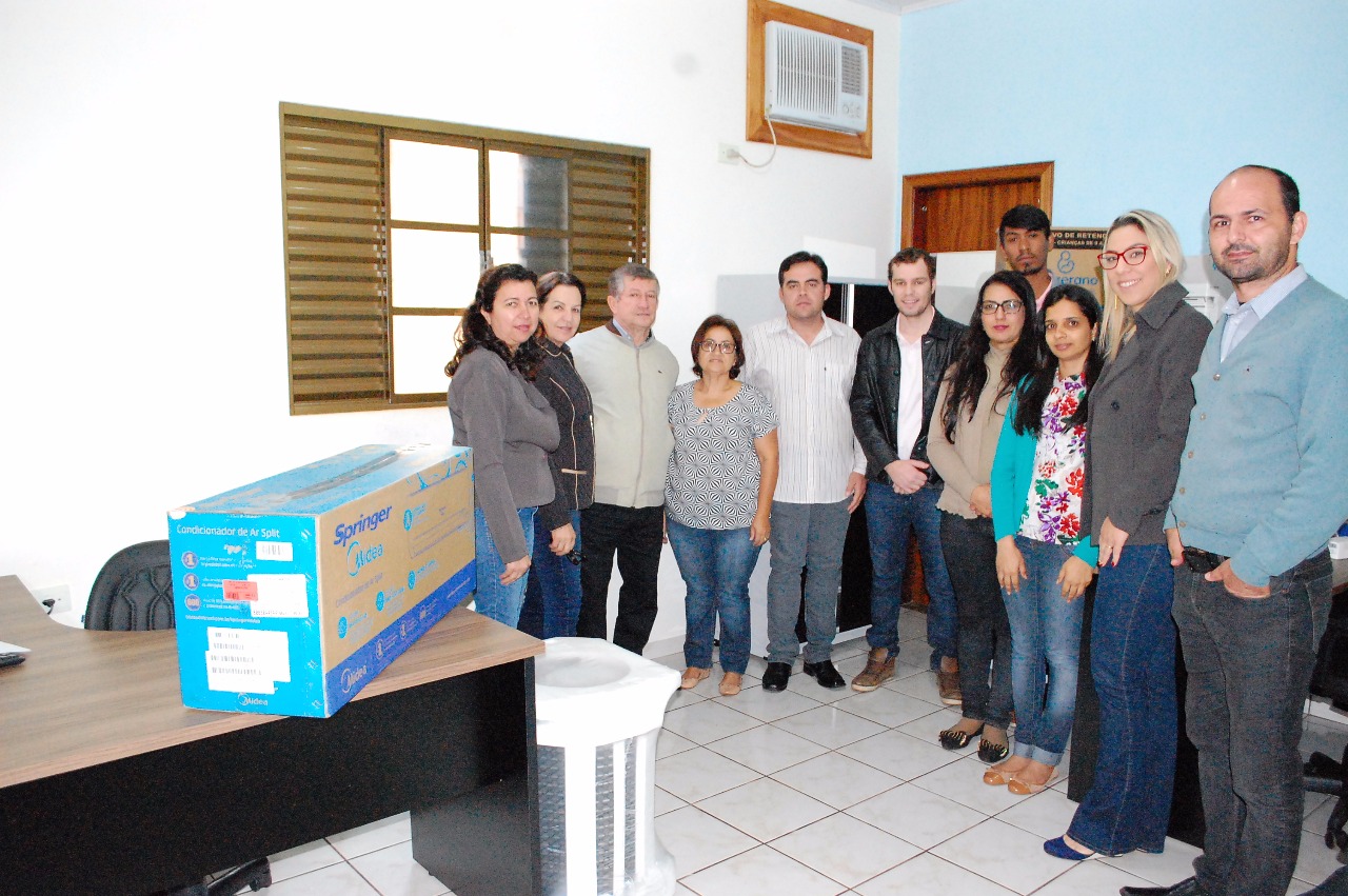 Agente vistoriando depósito a procura de focos do mosquito Aedes aegypti. (Foto: Diogo Gonçalves).