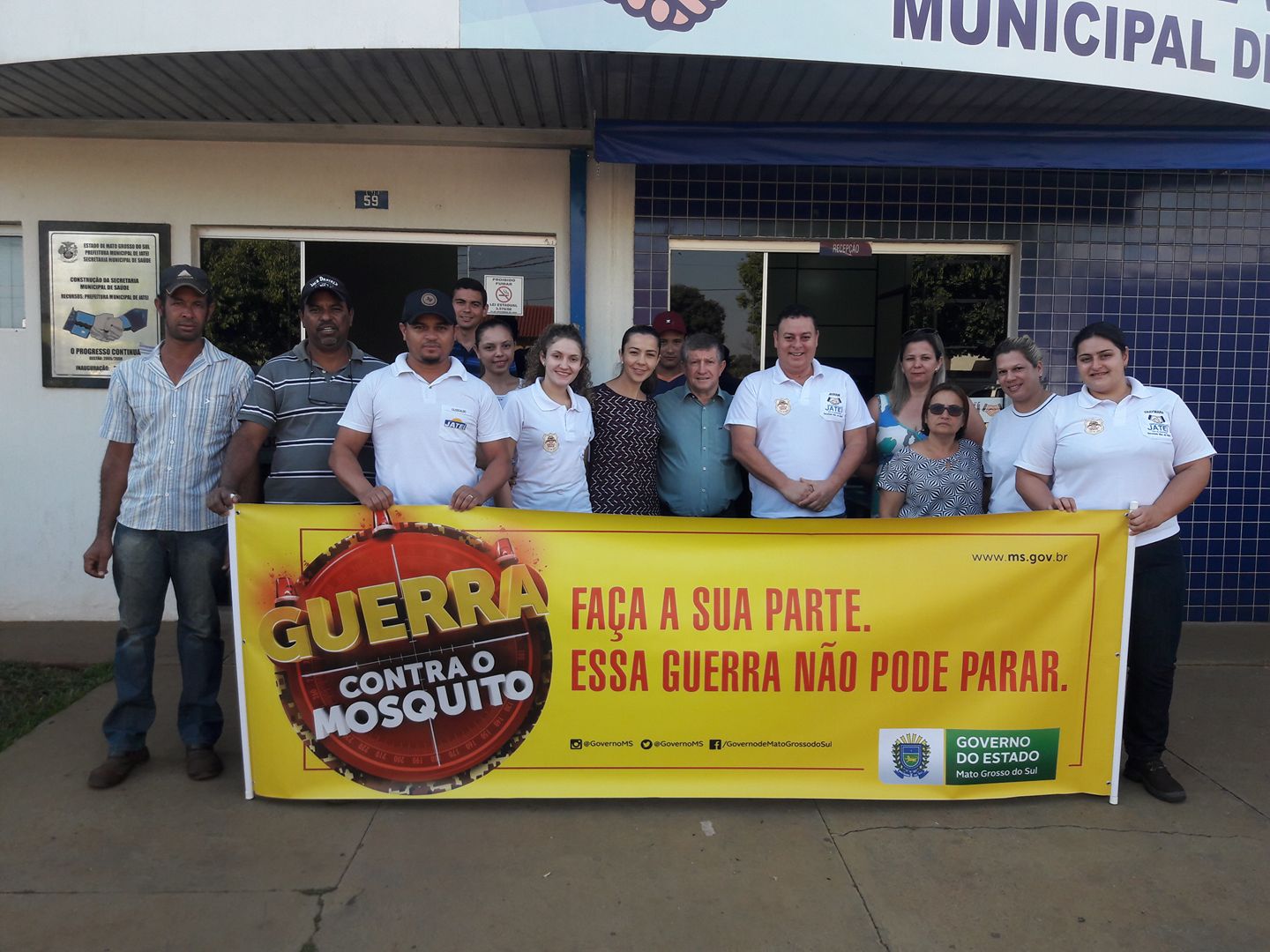 Agente vistoriando depósito a procura de focos do mosquito Aedes aegypti. (Foto: Diogo Gonçalves).