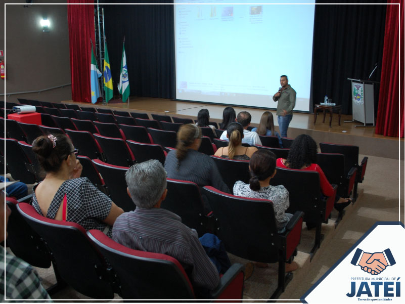 Agente vistoriando depósito a procura de focos do mosquito Aedes aegypti. (Foto: Diogo Gonçalves).