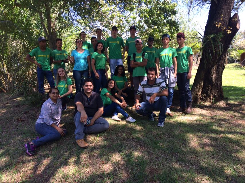 Agente vistoriando depósito a procura de focos do mosquito Aedes aegypti. (Foto: Diogo Gonçalves).