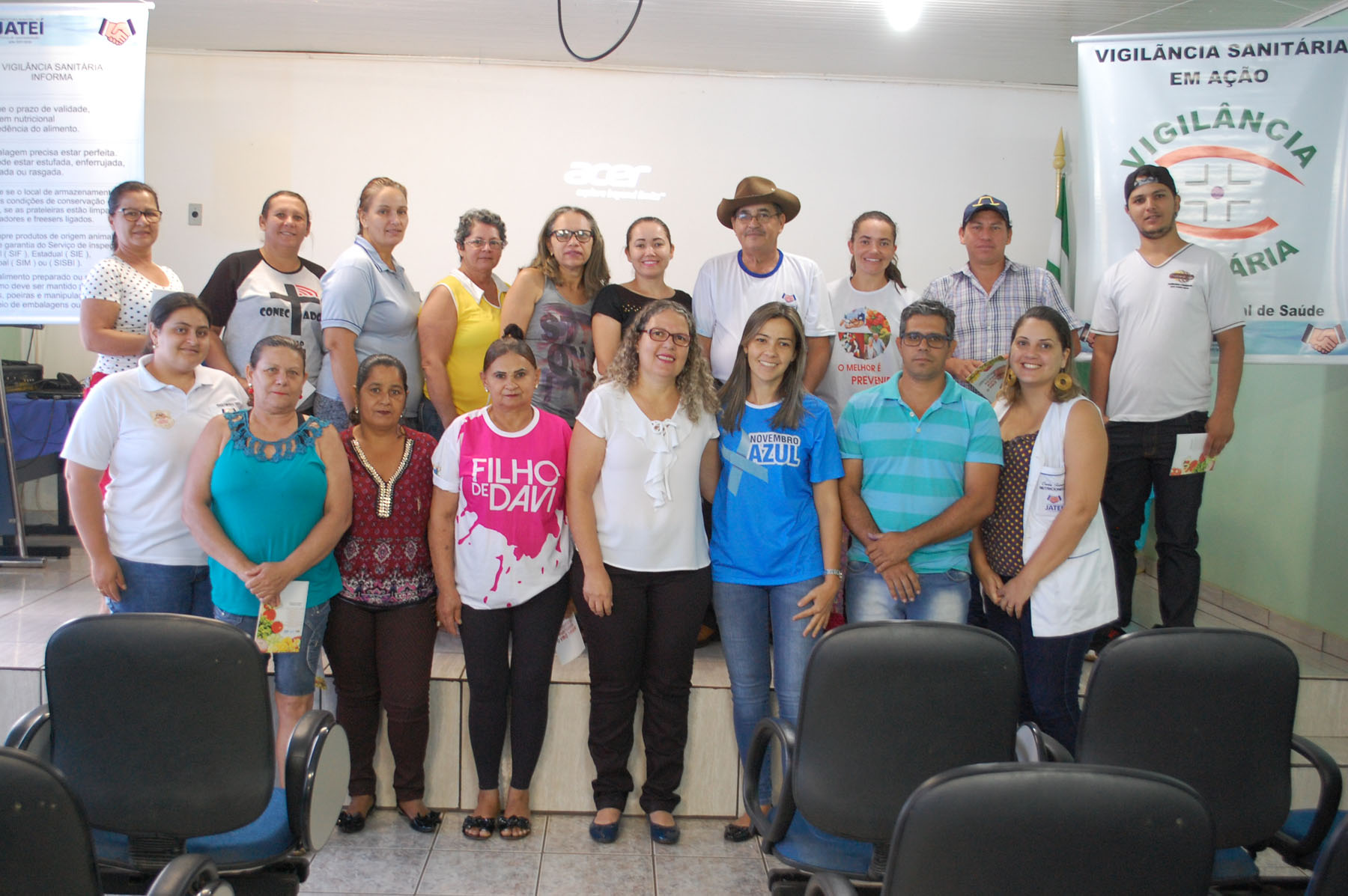 Agente vistoriando depósito a procura de focos do mosquito Aedes aegypti. (Foto: Diogo Gonçalves).