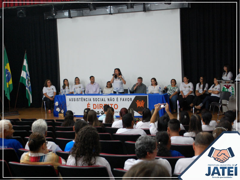 Agente vistoriando depósito a procura de focos do mosquito Aedes aegypti. (Foto: Diogo Gonçalves).