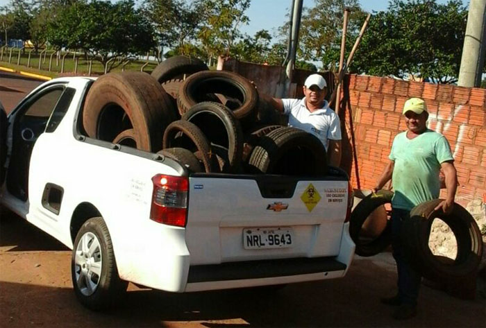 Agente vistoriando depósito a procura de focos do mosquito Aedes aegypti. (Foto: Diogo Gonçalves).