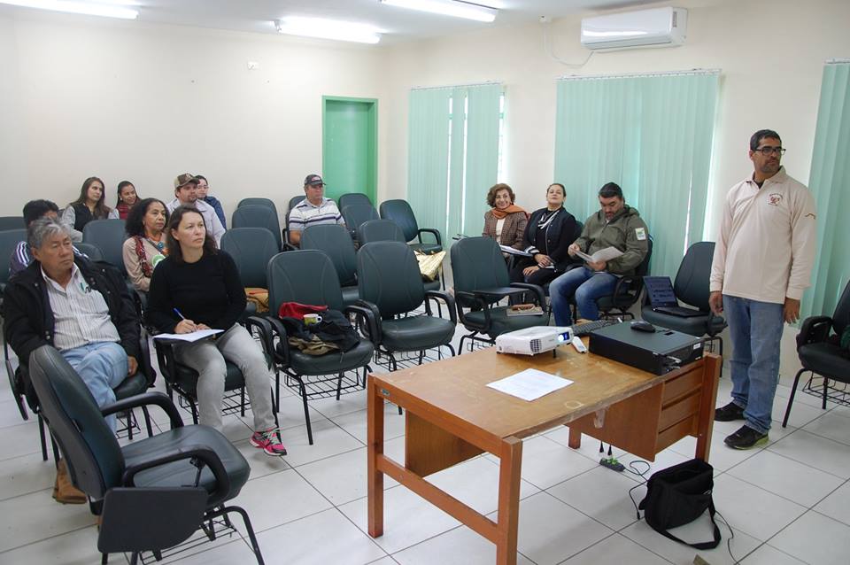 Agente vistoriando depósito a procura de focos do mosquito Aedes aegypti. (Foto: Diogo Gonçalves).