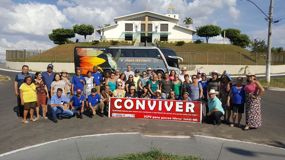 Agente vistoriando depósito a procura de focos do mosquito Aedes aegypti. (Foto: Diogo Gonçalves).