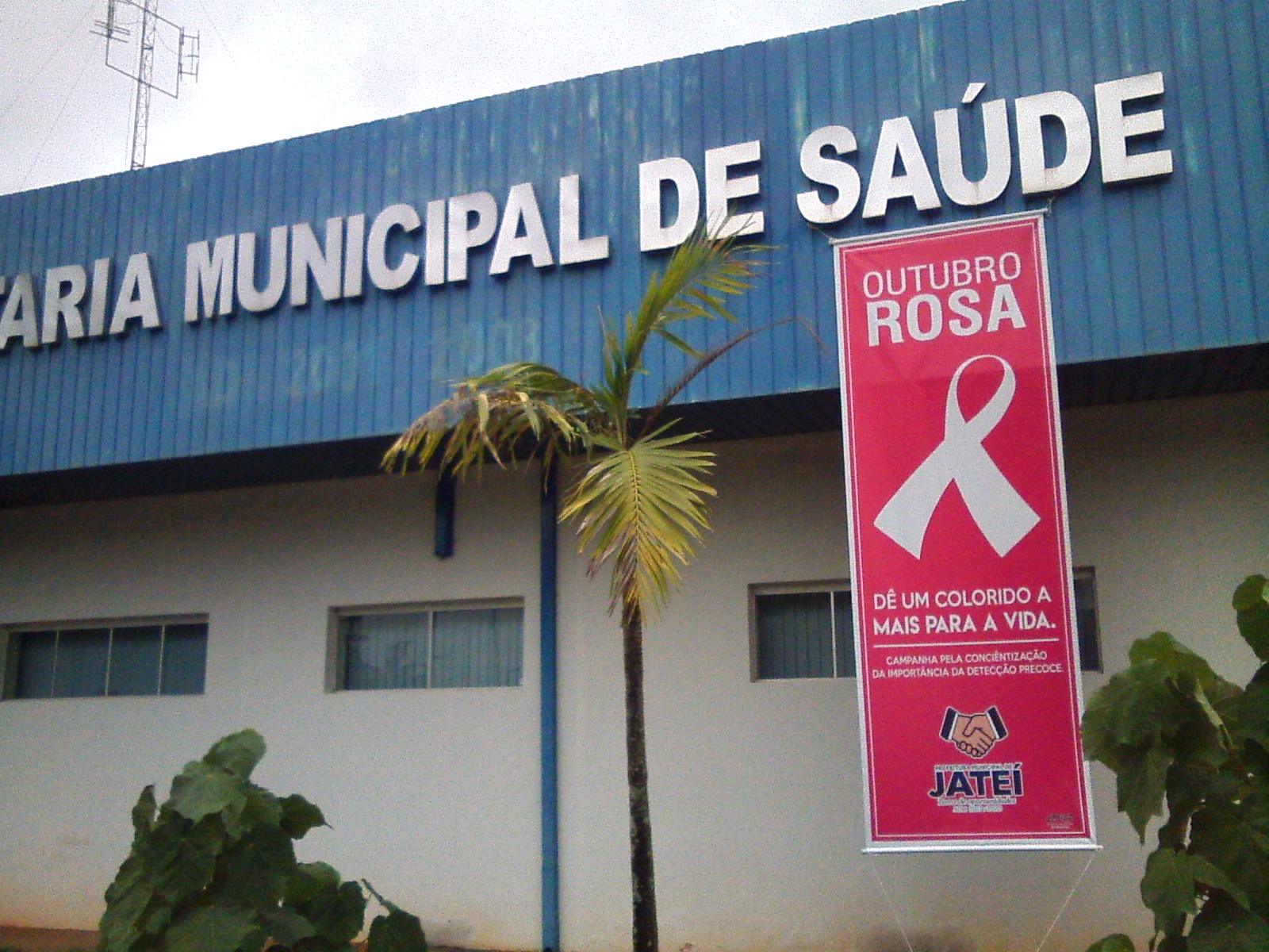 Agente vistoriando depósito a procura de focos do mosquito Aedes aegypti. (Foto: Diogo Gonçalves).