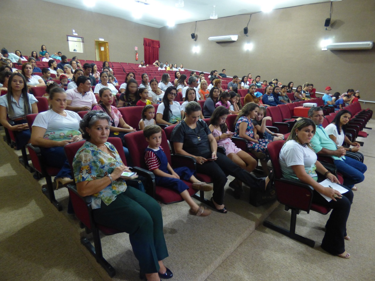 Agente vistoriando depósito a procura de focos do mosquito Aedes aegypti. (Foto: Diogo Gonçalves).