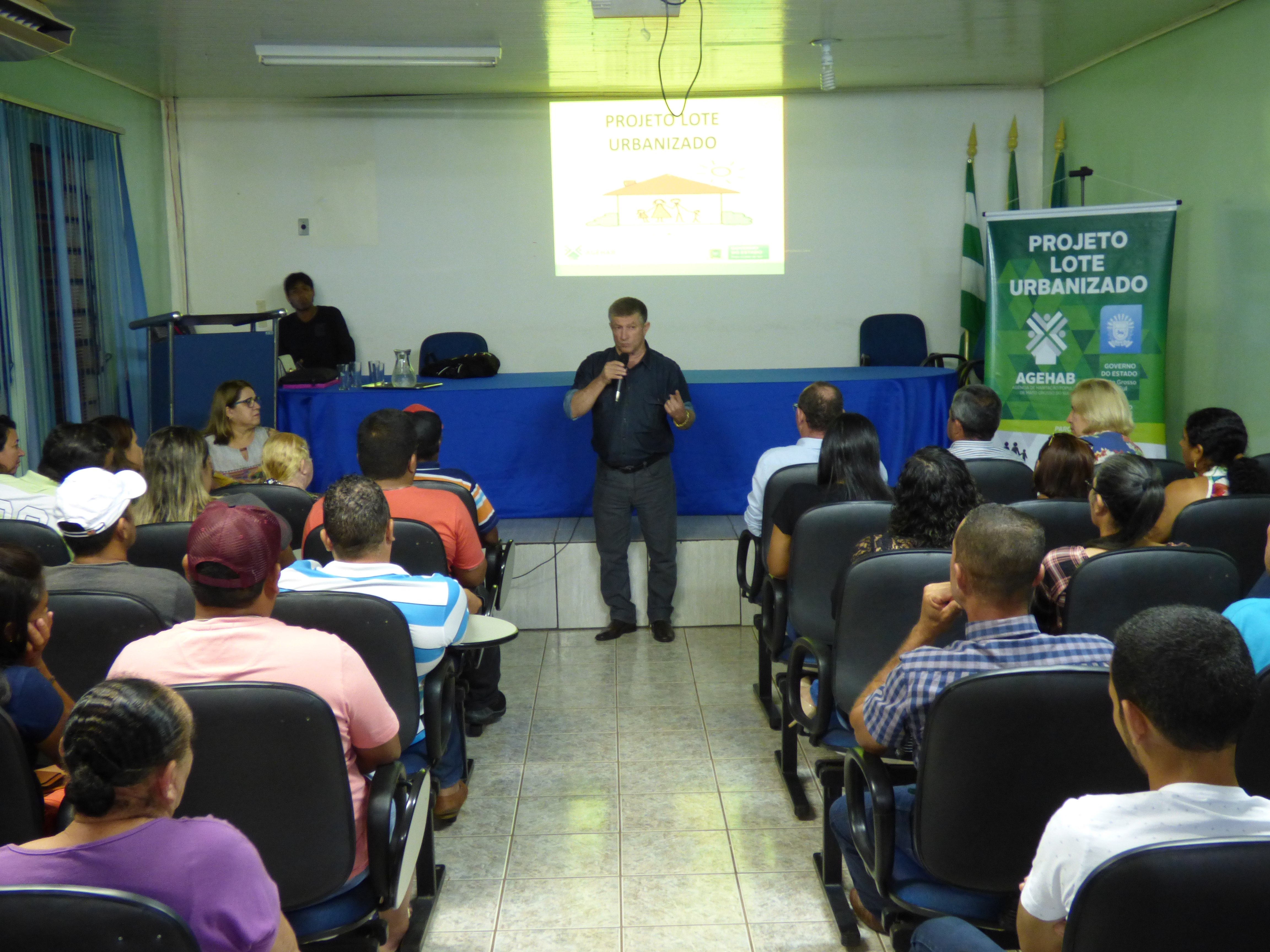 Agente vistoriando depósito a procura de focos do mosquito Aedes aegypti. (Foto: Diogo Gonçalves).