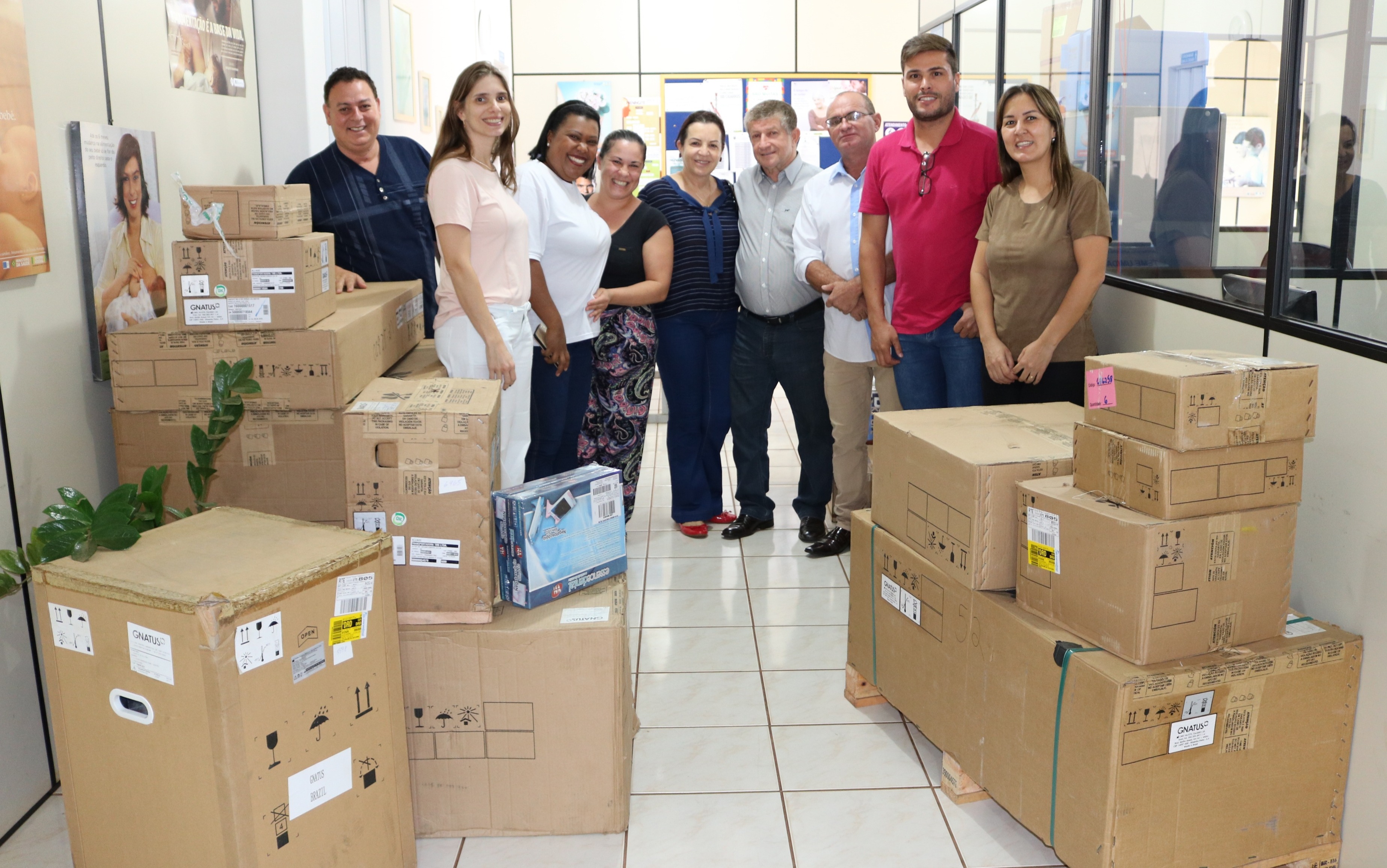 Agente vistoriando depósito a procura de focos do mosquito Aedes aegypti. (Foto: Diogo Gonçalves).