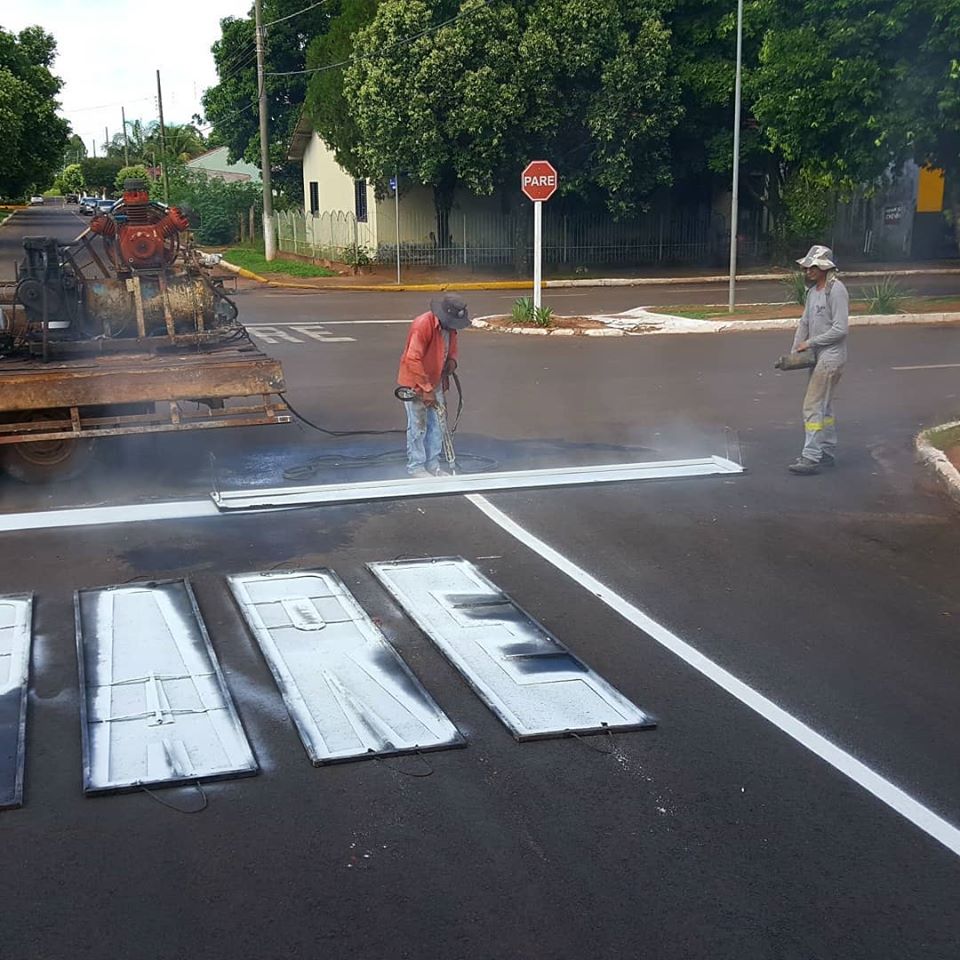 Agente vistoriando depósito a procura de focos do mosquito Aedes aegypti. (Foto: Diogo Gonçalves).