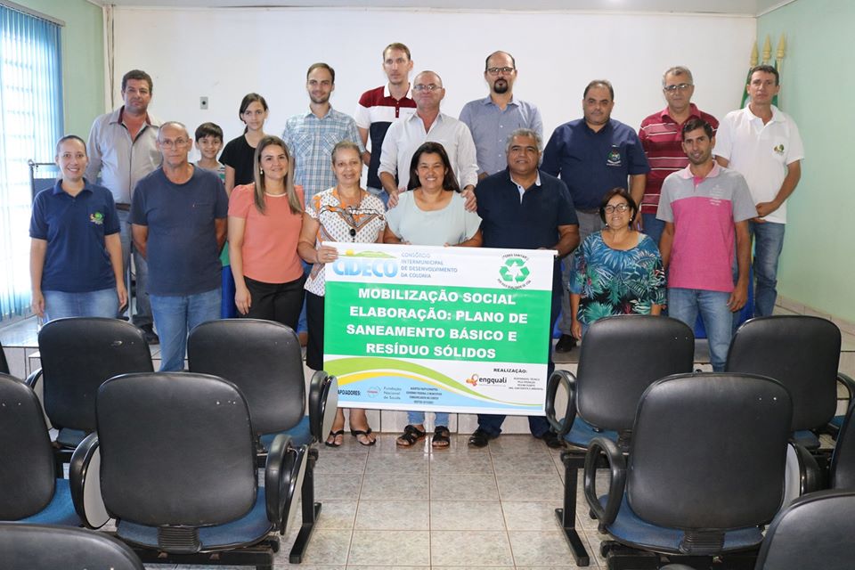 Agente vistoriando depósito a procura de focos do mosquito Aedes aegypti. (Foto: Diogo Gonçalves).