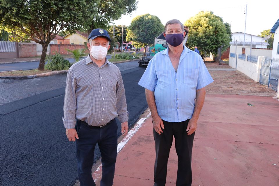 Agente vistoriando depósito a procura de focos do mosquito Aedes aegypti. (Foto: Diogo Gonçalves).