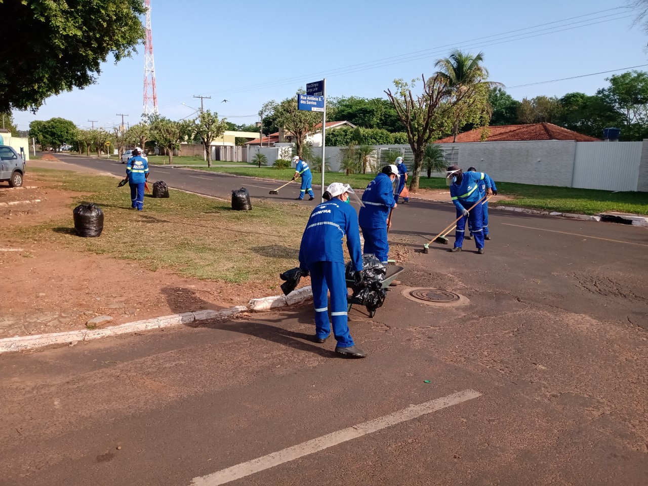 Agente vistoriando depósito a procura de focos do mosquito Aedes aegypti. (Foto: Diogo Gonçalves).