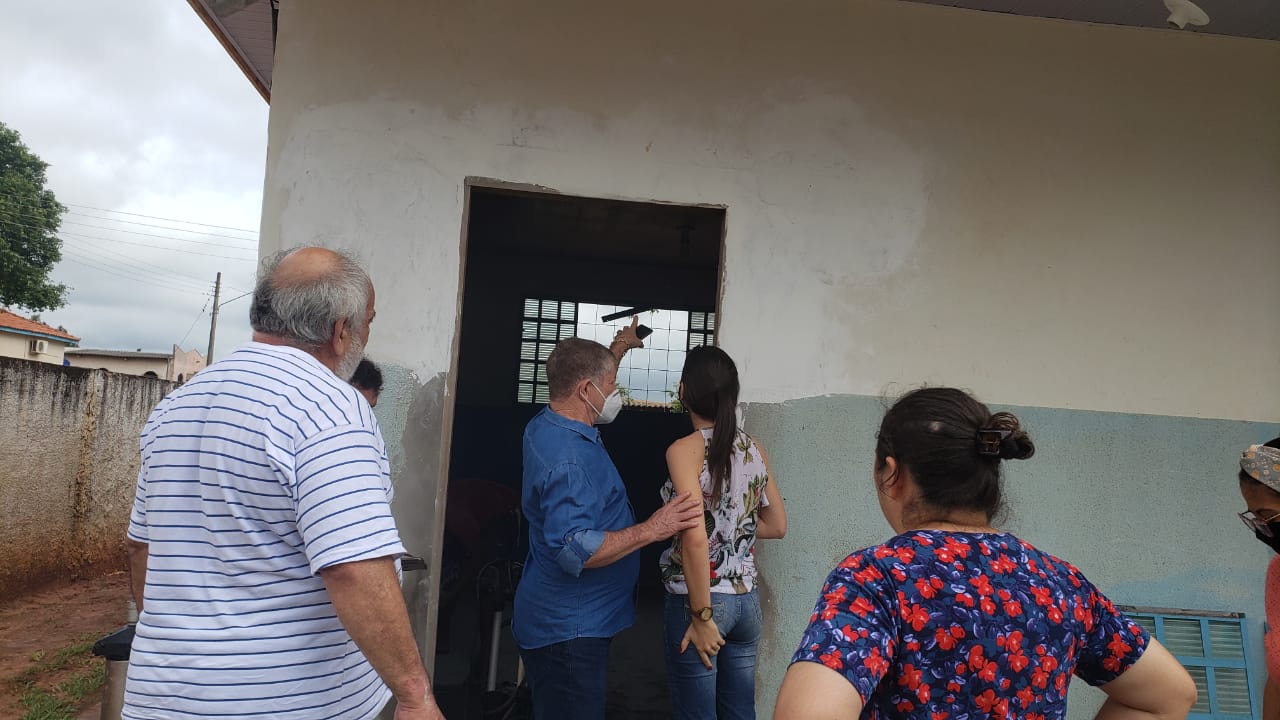 Agente vistoriando depósito a procura de focos do mosquito Aedes aegypti. (Foto: Diogo Gonçalves).