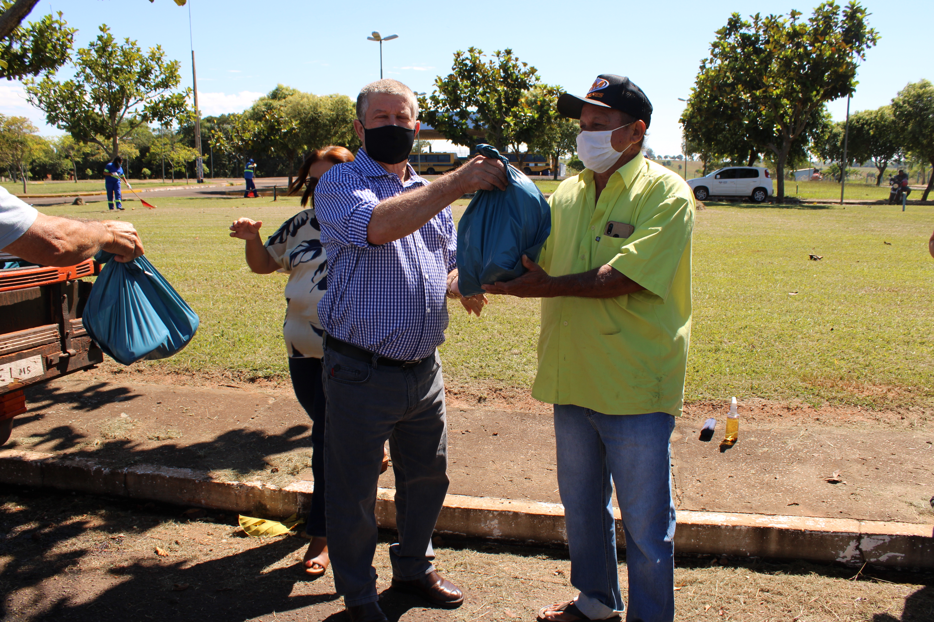 Agente vistoriando depósito a procura de focos do mosquito Aedes aegypti. (Foto: Diogo Gonçalves).