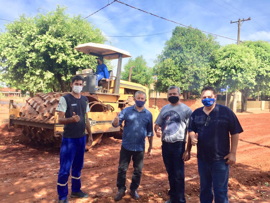 Agente vistoriando depósito a procura de focos do mosquito Aedes aegypti. (Foto: Diogo Gonçalves).