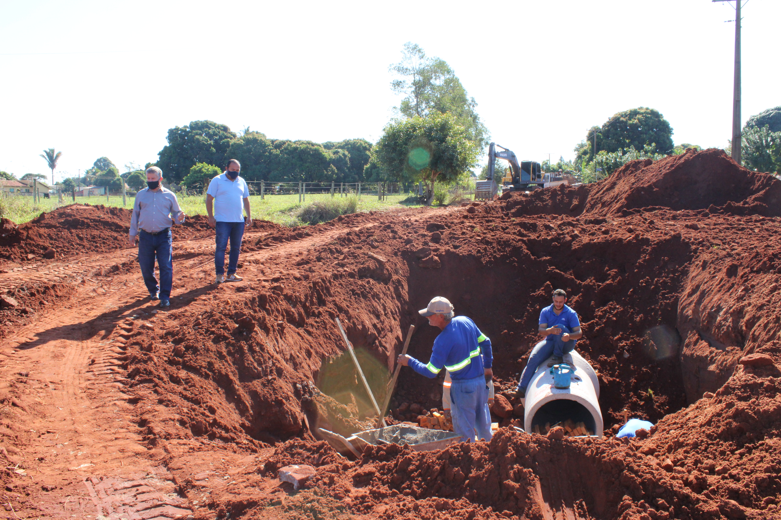 Agente vistoriando depósito a procura de focos do mosquito Aedes aegypti. (Foto: Diogo Gonçalves).