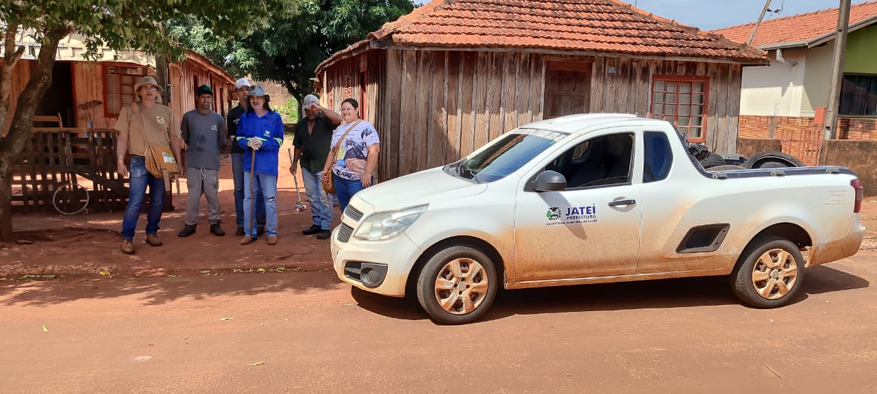 Agente vistoriando depósito a procura de focos do mosquito Aedes aegypti. (Foto: Diogo Gonçalves).