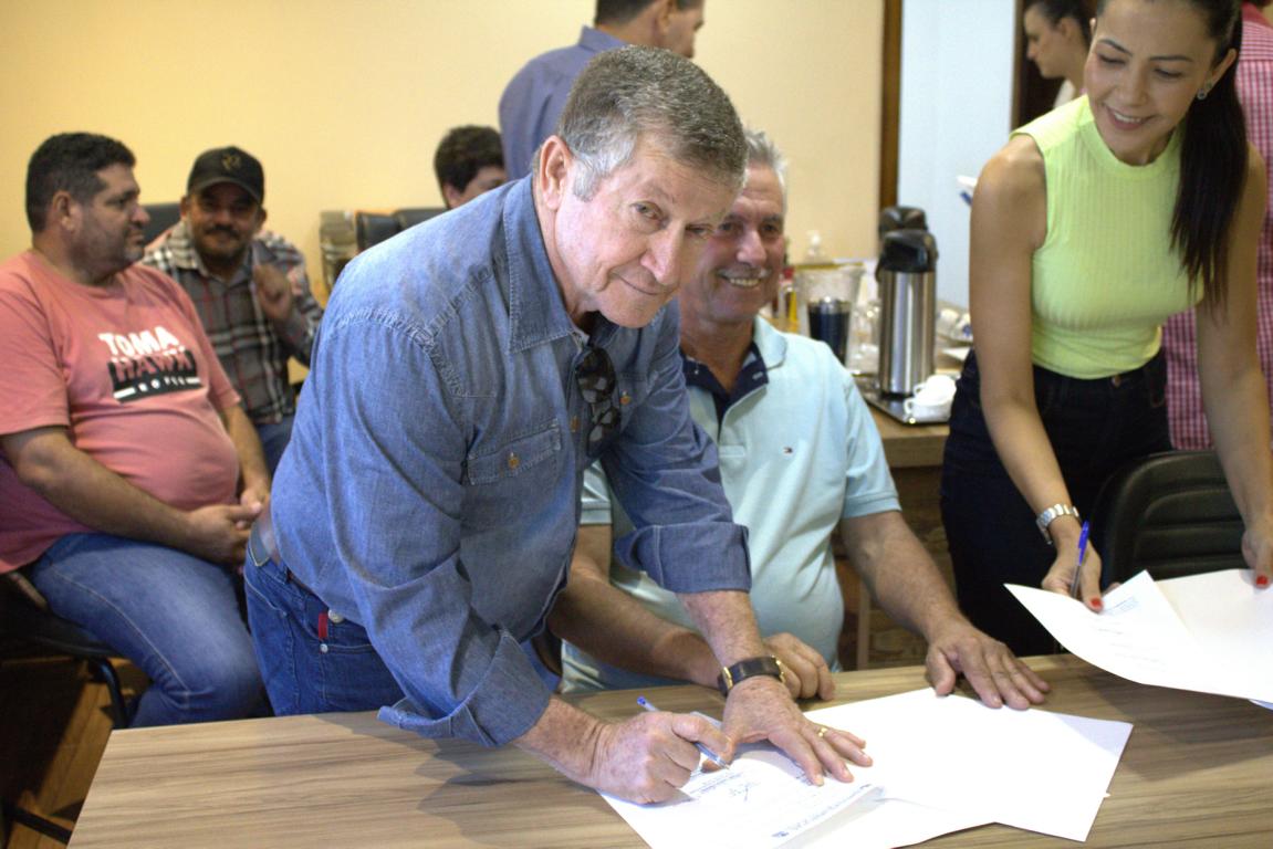 Agente vistoriando depósito a procura de focos do mosquito Aedes aegypti. (Foto: Diogo Gonçalves).