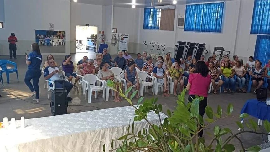 Agente vistoriando depósito a procura de focos do mosquito Aedes aegypti. (Foto: Diogo Gonçalves).