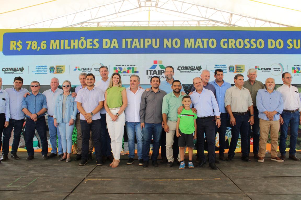 Agente vistoriando depósito a procura de focos do mosquito Aedes aegypti. (Foto: Diogo Gonçalves).