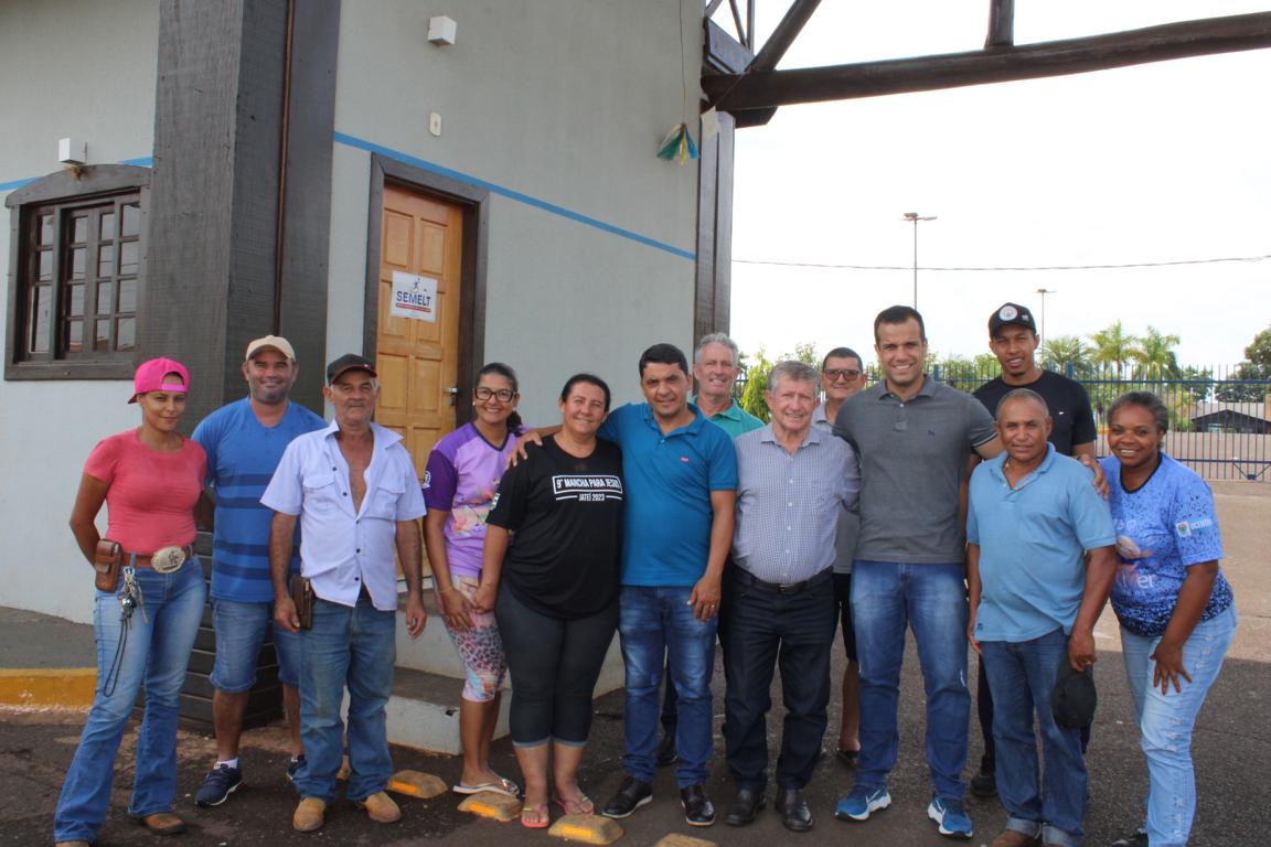 Agente vistoriando depósito a procura de focos do mosquito Aedes aegypti. (Foto: Diogo Gonçalves).