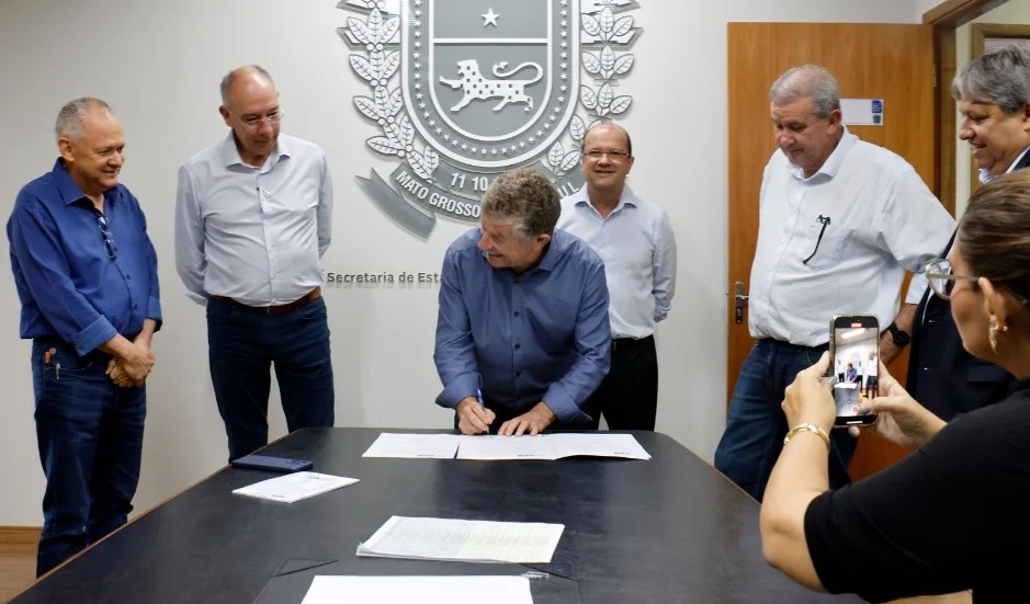 Agente vistoriando depósito a procura de focos do mosquito Aedes aegypti. (Foto: Diogo Gonçalves).
