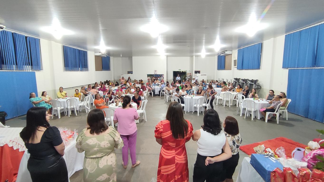 Agente vistoriando depósito a procura de focos do mosquito Aedes aegypti. (Foto: Diogo Gonçalves).