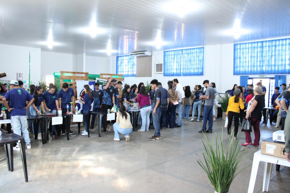 Agente vistoriando depósito a procura de focos do mosquito Aedes aegypti. (Foto: Diogo Gonçalves).