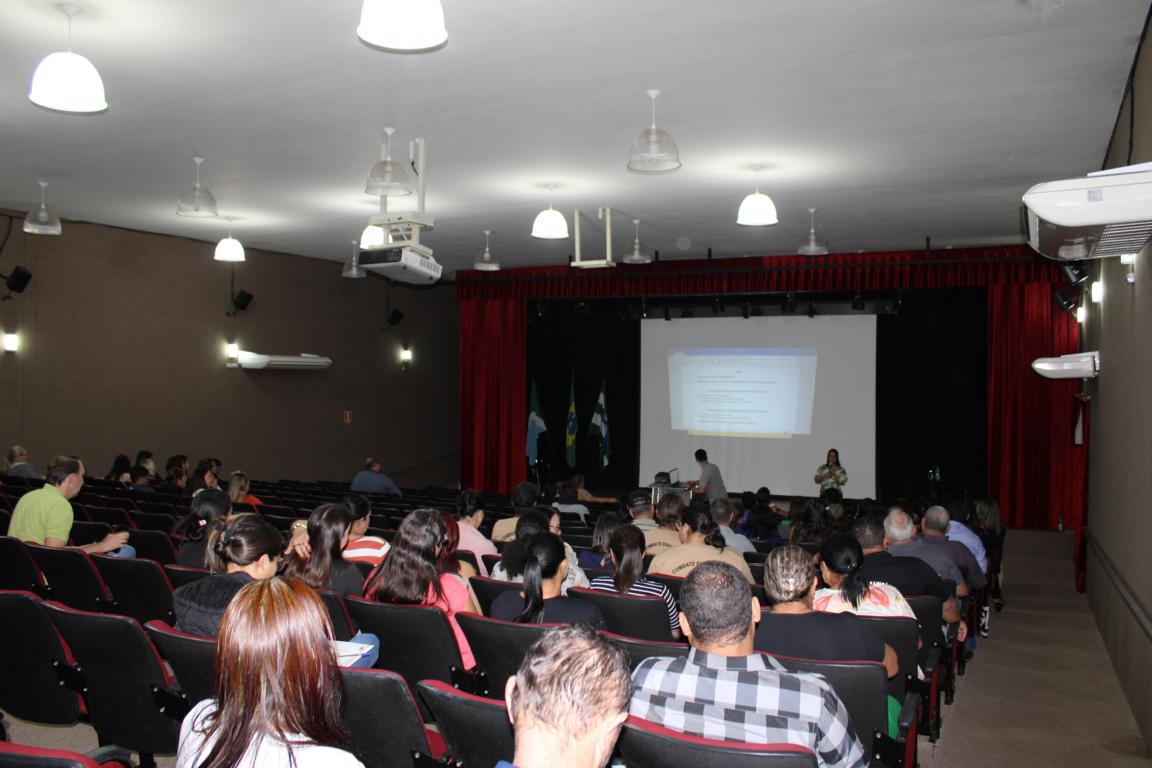 Agente vistoriando depósito a procura de focos do mosquito Aedes aegypti. (Foto: Diogo Gonçalves).